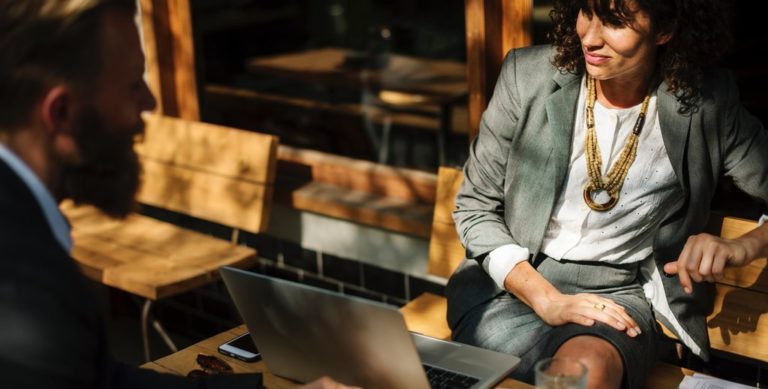 reunión de CEO y empleado