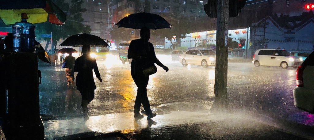 gente bajo la lluvia