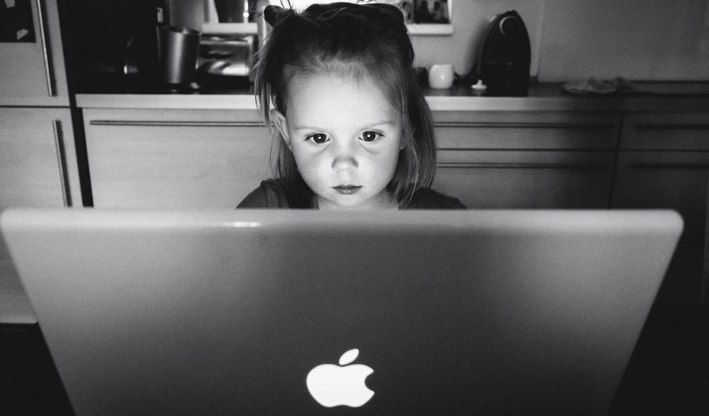 Niña con ordenador portátil