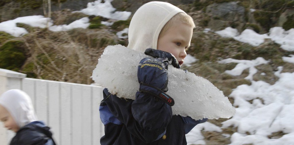 niño cargando con bloque de hielo