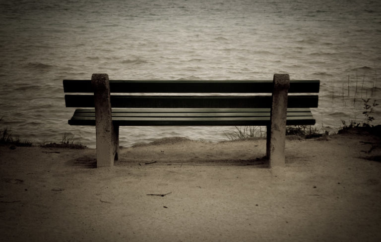 banco frente a un lago